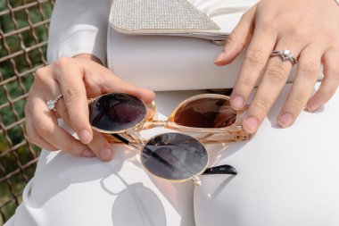 İyi giyimli, zarif bir genç bayan..