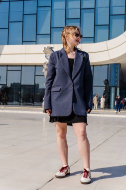 Bakü şehrinde güzel bir kadın yürüyor.