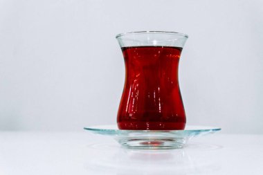 Bir insan eli bir bardak Türk çayı tutar.