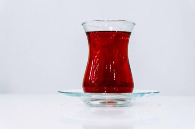 Bir insan eli bir bardak Türk çayı tutar.