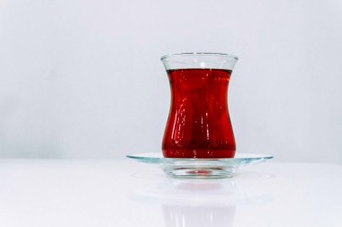 Bir insan eli bir bardak Türk çayı tutar.