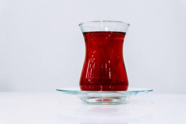 Bir insan eli bir bardak Türk çayı tutar.