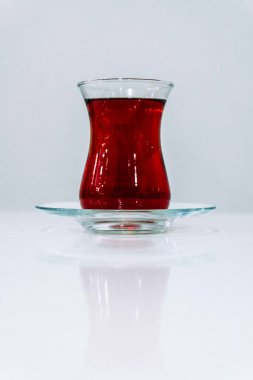 Bir insan eli bir bardak Türk çayı tutar.