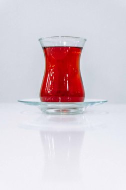 Bir insan eli bir bardak Türk çayı tutar.