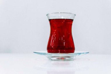 Bir insan eli bir bardak Türk çayı tutar.