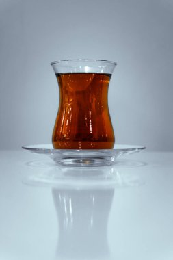 Bir insan eli bir bardak Türk çayı tutar.