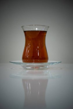 Bir insan eli bir bardak Türk çayı tutar.