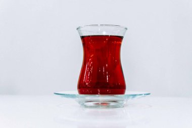 Bir insan eli bir bardak Türk çayı tutar.