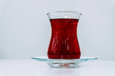 Bir insan eli bir bardak Türk çayı tutar.