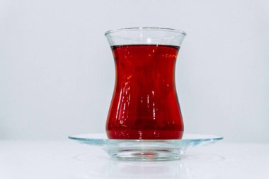 Bir insan eli bir bardak Türk çayı tutar.