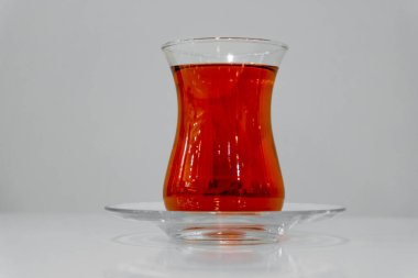 Bir insan eli bir bardak Türk çayı tutar.