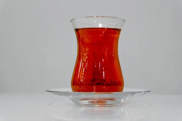 Bir insan eli bir bardak Türk çayı tutar.