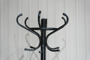 Ofis odasındaki askıda.