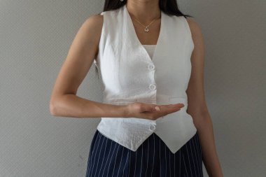 İşte zarif ve çekici bir iş kadını.