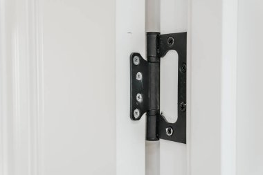 Beyaz saplı modern kapı.