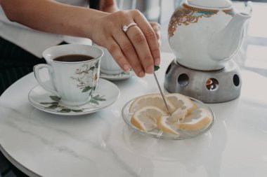 Ofiste bir fincan klasik siyah çayın tadını çıkarıyorum.