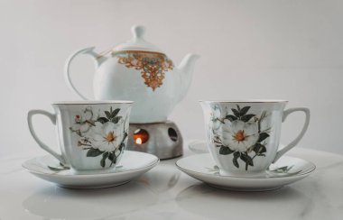 Rahat bir ofis atmosferinde klasik çay seti.