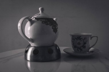 Rahat bir ofis atmosferinde klasik çay seti.