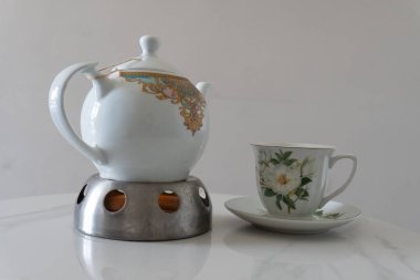 Rahat bir ofis atmosferinde klasik çay seti.