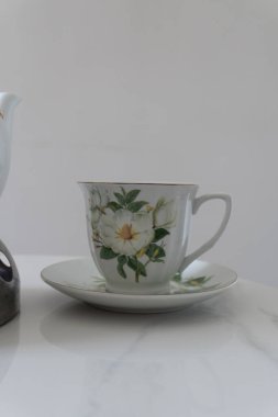 Rahat bir ofis atmosferinde klasik çay seti.