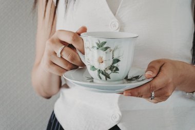 Ofiste bir fincan klasik siyah çayın tadını çıkarıyorum.