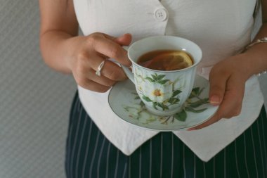 Ofiste bir fincan klasik siyah çayın tadını çıkarıyorum.