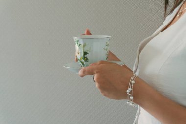 Ofiste bir fincan klasik siyah çayın tadını çıkarıyorum.