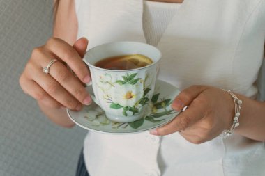 Ofiste bir fincan klasik siyah çayın tadını çıkarıyorum.