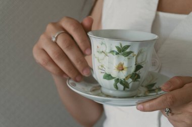 Ofiste bir fincan klasik siyah çayın tadını çıkarıyorum.