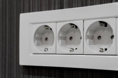 Duvarda beyaz elektrik prizi