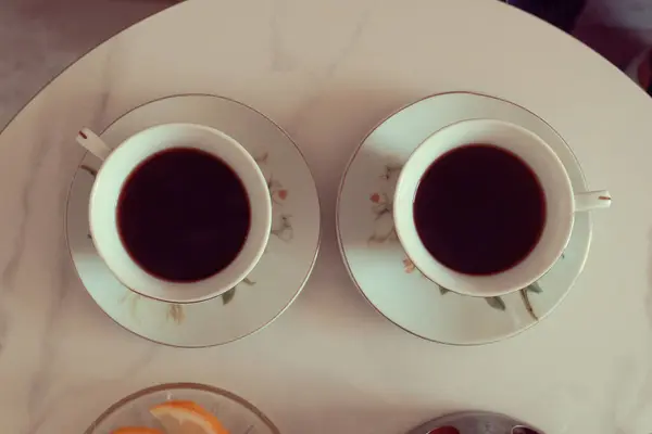 Rahat bir ofis atmosferinde klasik çay seti.