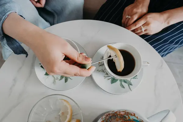 Ofiste bir fincan klasik siyah çayın tadını çıkarıyorum.