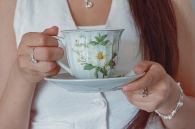 Ofiste bir fincan klasik siyah çayın tadını çıkarıyorum.