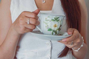 Ofiste bir fincan klasik siyah çayın tadını çıkarıyorum.