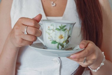 Ofisteki genç iş kadını.