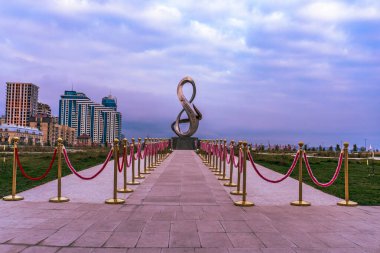 Fotoğraf, Zafer Parkı 'na yapılan bir ziyarette çekildi. Bakü, Azerbaycan.