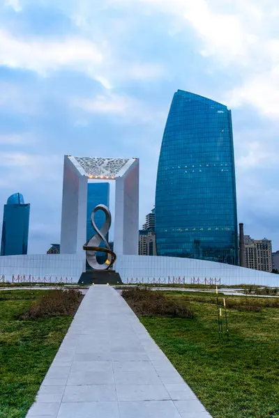 Fotoğraf, Zafer Parkı 'na yapılan bir ziyarette çekildi. Bakü, Azerbaycan.