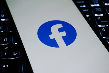 Facebook logosu ve dizüstü bilgisayar klavyesi