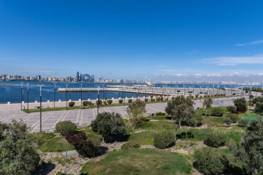 Bakü, seyahat etmek için çok güzel ve çarpıcı bir şehir. Tatil ziyareti fotoğrafı. Turizm.