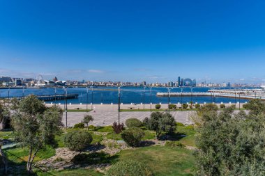 Bakü, seyahat etmek için çok güzel ve çarpıcı bir şehir. Tatil ziyareti fotoğrafı. Turizm.