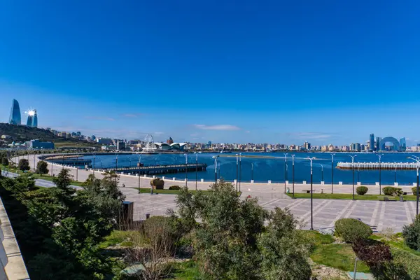 Bakü, seyahat etmek için çok güzel ve çarpıcı bir şehir. Tatil ziyareti fotoğrafı. Turizm.