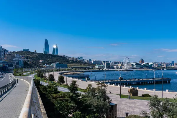 Bakü, seyahat etmek için çok güzel ve çarpıcı bir şehir. Tatil ziyareti fotoğrafı. Turizm.