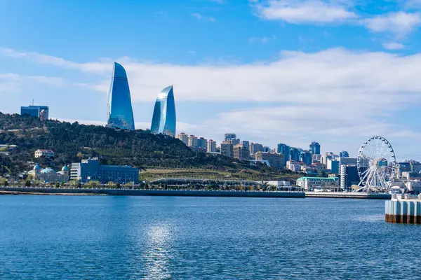 Bakü, seyahat etmek için çok güzel ve çarpıcı bir şehir. Tatil ziyareti fotoğrafı. Turizm.