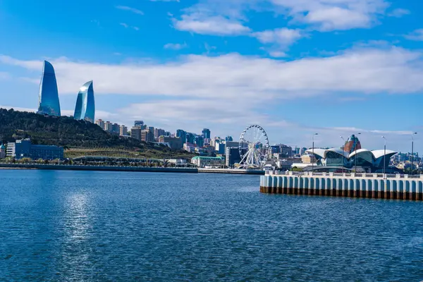 Bakü, seyahat etmek için çok güzel ve çarpıcı bir şehir. Tatil ziyareti fotoğrafı. Turizm.