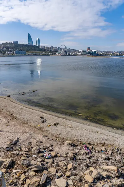 Bakü, seyahat etmek için çok güzel ve çarpıcı bir şehir. Tatil ziyareti fotoğrafı.