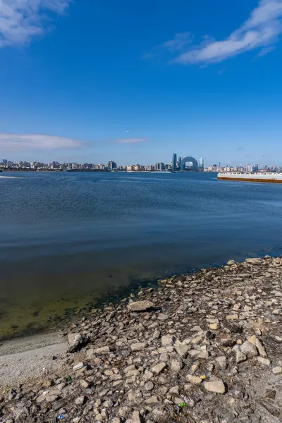 Bakü, seyahat etmek için çok güzel ve çarpıcı bir şehir. Tatil ziyareti fotoğrafı.