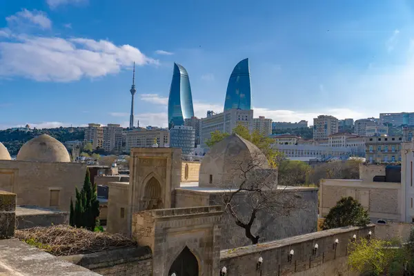 Bakü, seyahat etmek için çok güzel ve çarpıcı bir şehir. Tatil ziyareti fotoğrafı.