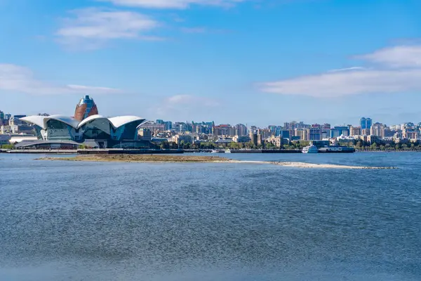 Bakü, seyahat etmek için çok güzel ve çarpıcı bir şehir. Tatil ziyareti fotoğrafı.