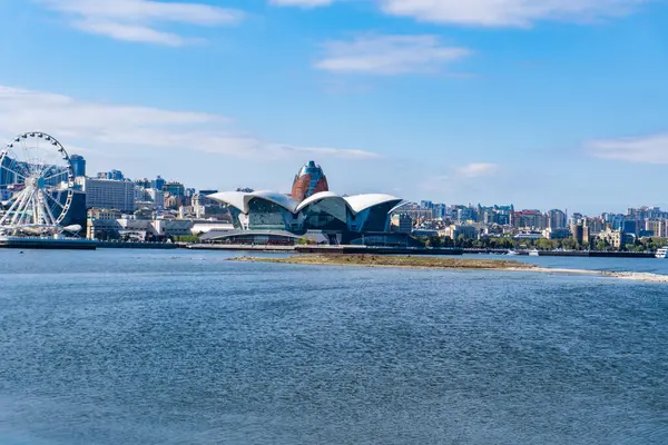 Bakü, seyahat etmek için çok güzel ve çarpıcı bir şehir. Tatil ziyareti fotoğrafı.