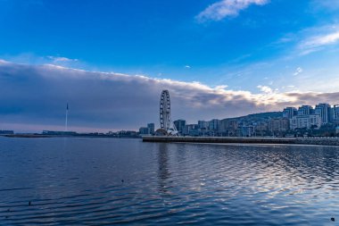 Azerbaycan 'ın Bakü şehrinde şehir fotoğrafı çekildi. Tatil ve seyahat kavramı.